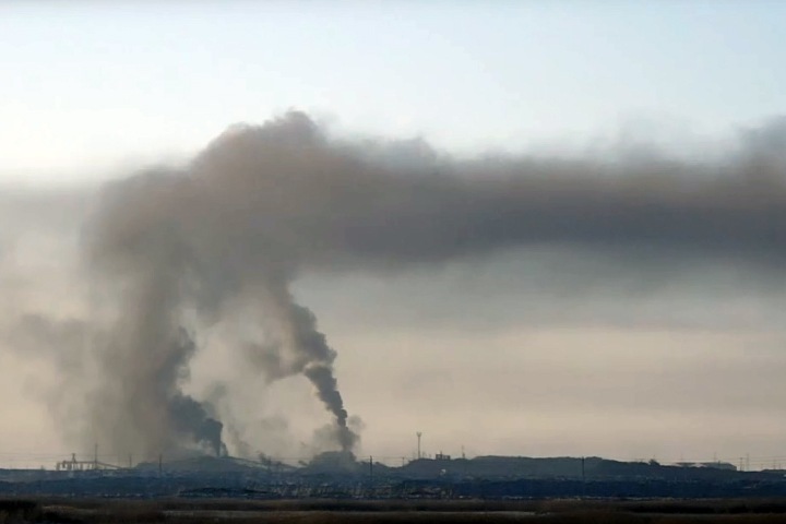 Крупные выбросы угольной пыли в километре от жилья сняли в Хакасии