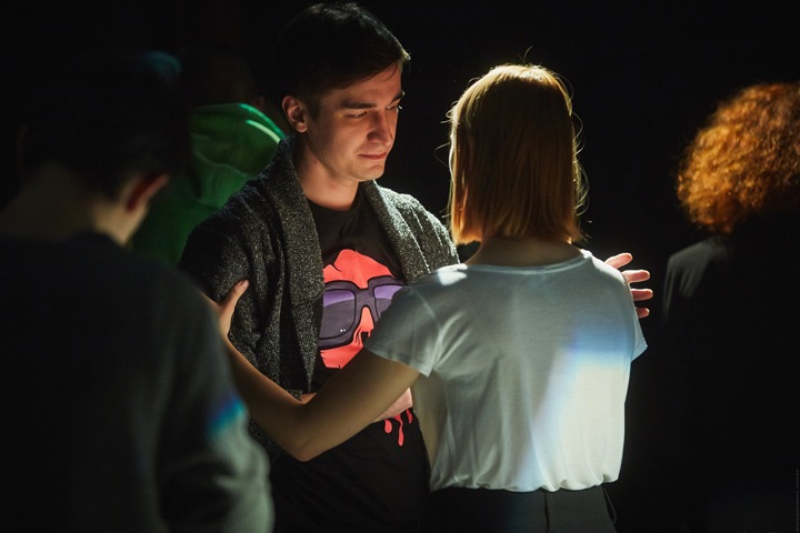 Зрителям новосибирского спектакля предложат прикоснуться друг к другу
