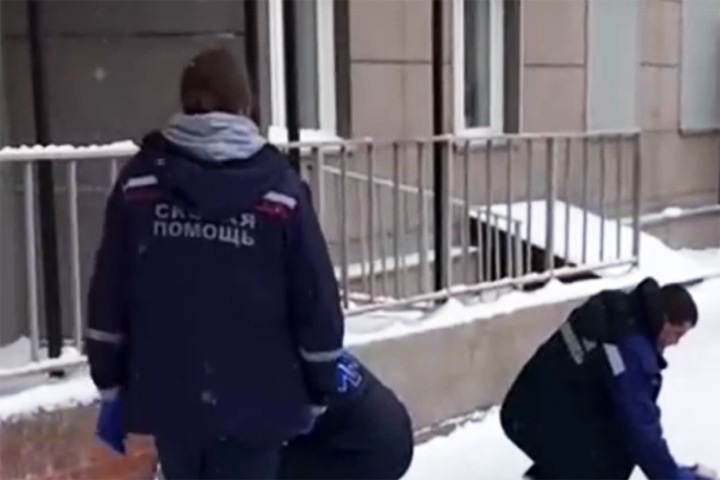 Тела двух девочек найдены под окнами многоэтажки в Новосибирске