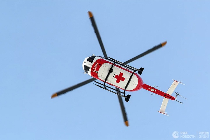Вертолет совершил посадку на дорогу в Новосибирской области