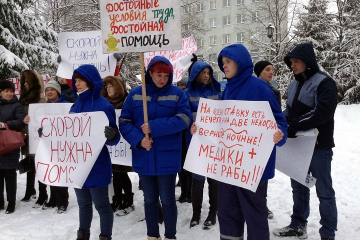 «От таких зарплат люди уходят в поликлиники». Почему протестуют работники скорой помощи в Новосибирске