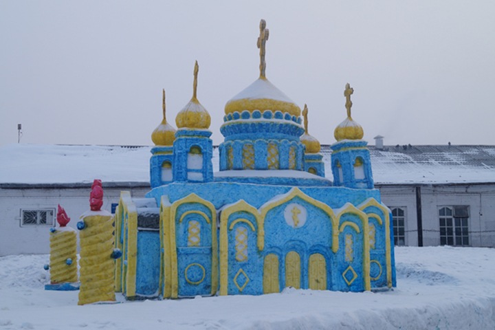 Храм Христа Спасителя построили из снега в кузбасской колонии