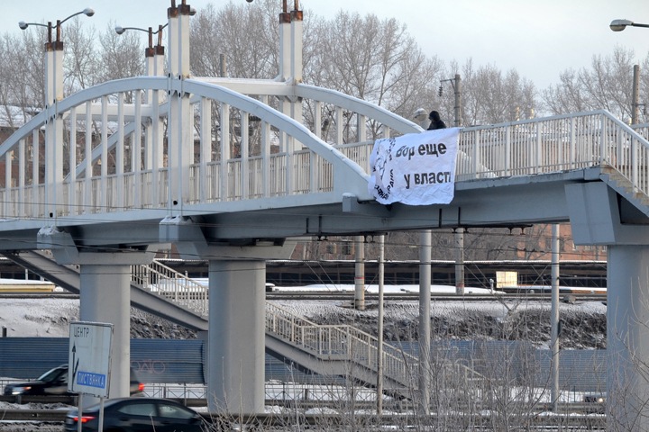 Активиста с плакатом «Вор еще у власти» задержали в Иркутске