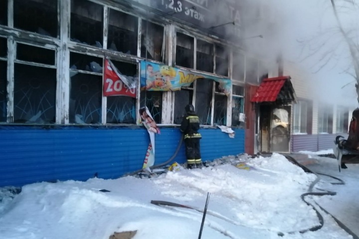 Еще один торговый центр сгорел в Новосибирской области