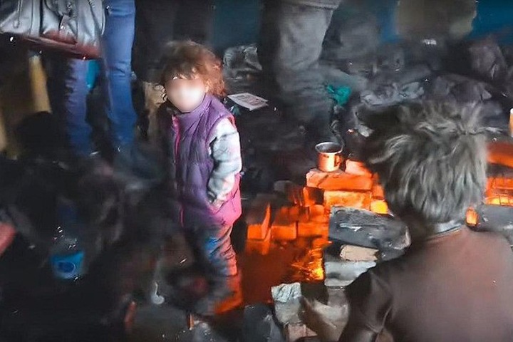 Бездомного отца с четырьмя детьми нашли в заброшенном доме в Чите. Они грелись у костра