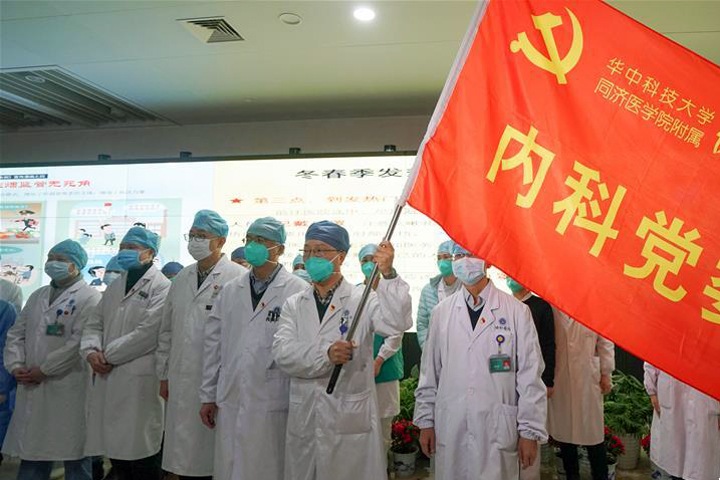Число жертв китайского коронавируса выросло до 25. В Сибири проверяют температуру у въезжающих