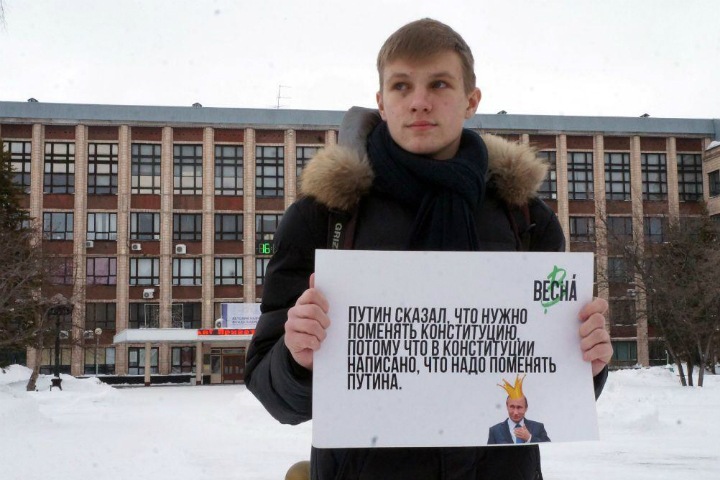 Пикеты в Барнауле: «Путин правит 20 лет, дарит школьникам обед»