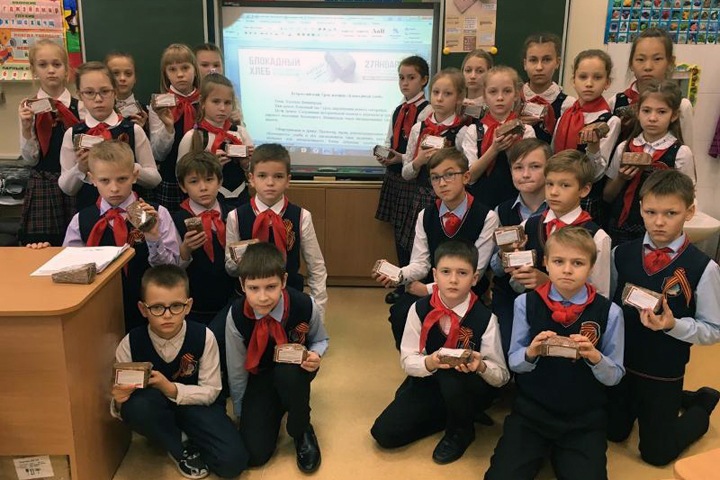 Новосибирским школьникам подарили «блокадный хлеб». Фотофакт