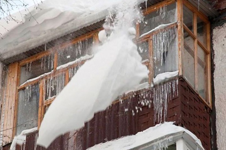 Снег сошел с крыши на годовалую девочку в Кузбассе