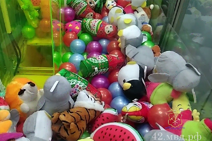 Житель Тайги похитил почти 100 игрушек из автомата и раздал детям