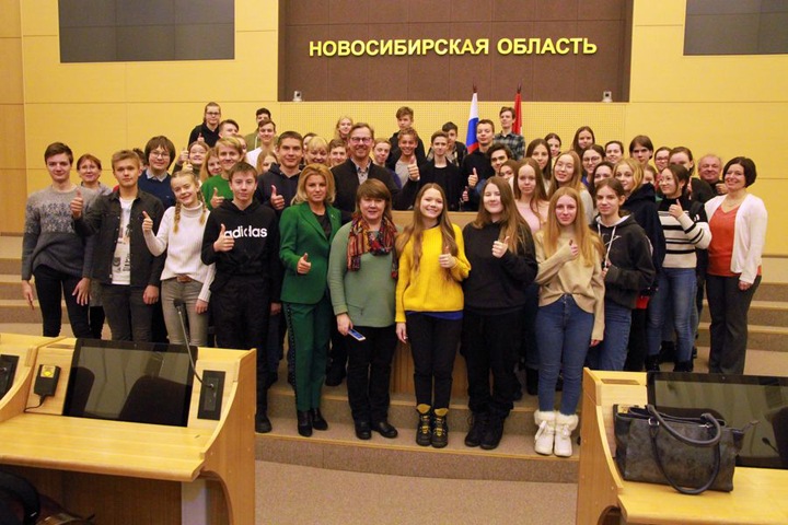 Депутат новосибирского заксобрания рассказала немецким школьникам о работе парламента