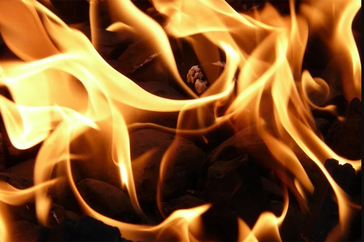 Трое детей и женщина погибли при пожаре в Кузбассе