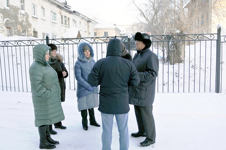 Новосибирцы попросили депутата вернуть проезд к их домам