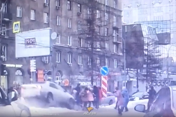 Автомобиль влетел в толпу пешеходов в Новосибирске