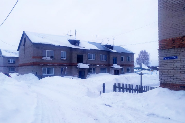 Снег сошел на пенсионера с крыши дома в Новосибирской области