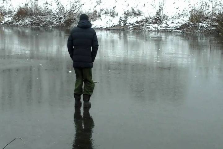 Новосибирское МЧС предупредило рыбаков о тонком льду