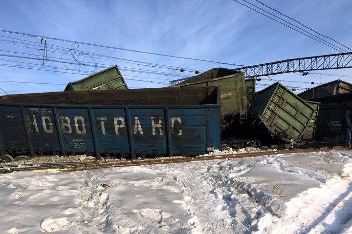 Виновными в сходе 30 вагонов с углем под Иркутском назвали стрелочников