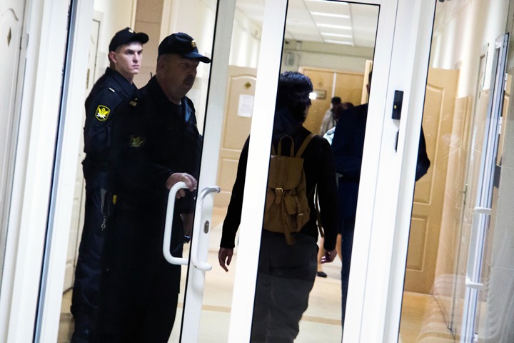Уволенного после фото силовиков новосибирского полицейского планируют судить без СМИ