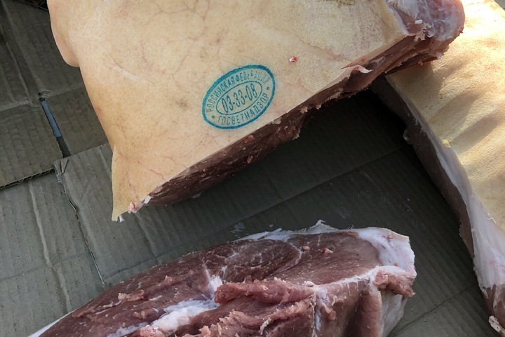 Нелегальное мясо забрали с красноярского рынка из-за чумы свиней