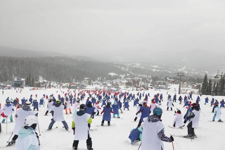 Рекорд России по числу лыжников в цветах триколора установлен в Шерегеше