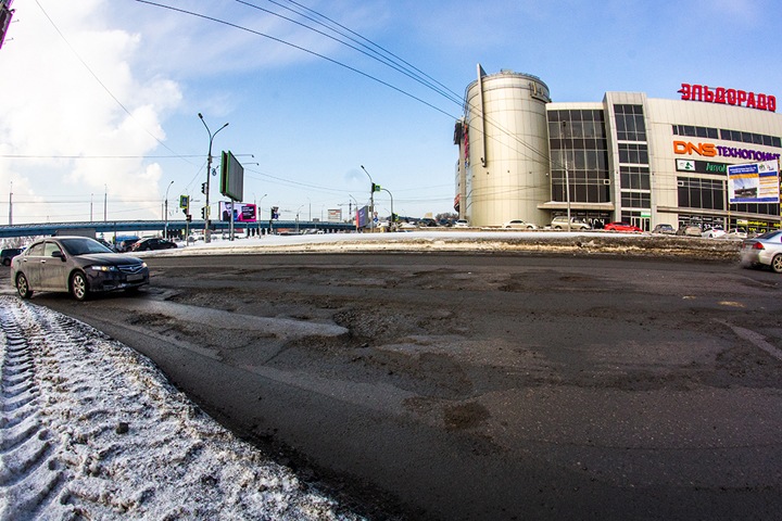 Асфальт сошел на Ипподромской магистрали в Новосибирске. Фото
