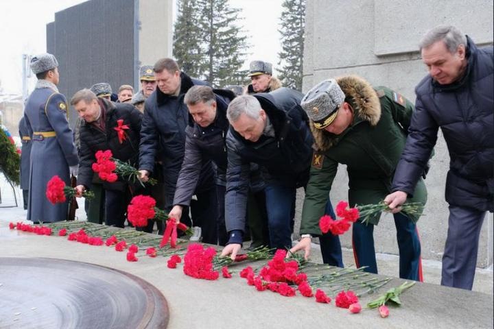 Руководители города и области возложили цветы к Вечному огню в Новосибирске