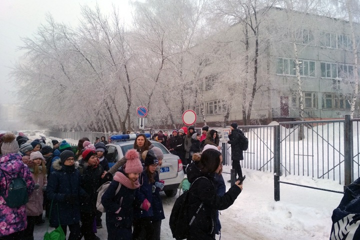 Школы массово эвакуируют в городах Сибири