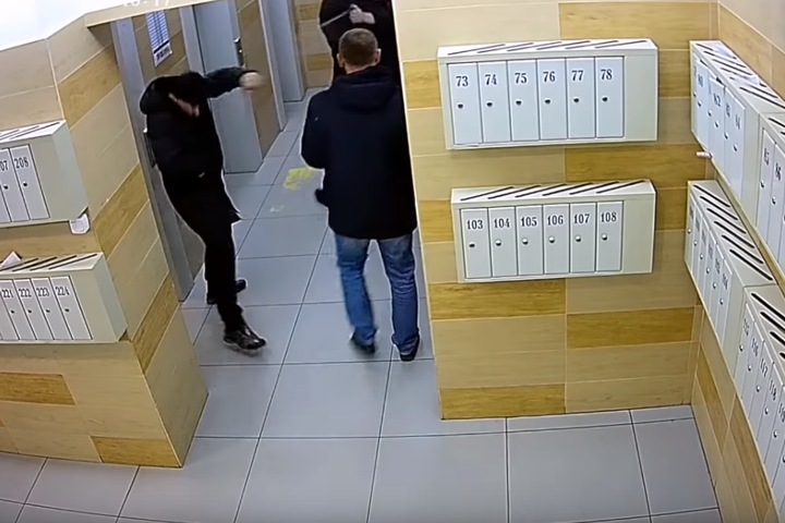 Заливший непредставившихся сотрудников ФСБ из перцового баллончика красноярец стал обвиняемым в нападении на них