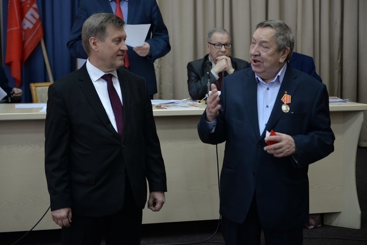 Бывший мэр Новосибирска получил медаль «К 140-летию Сталина»