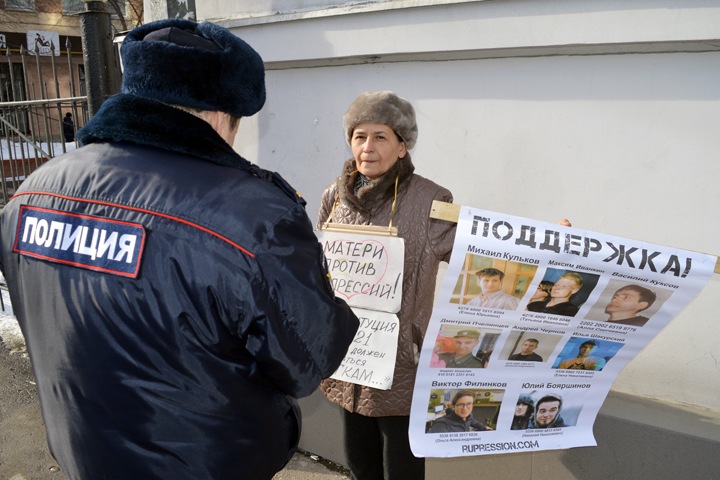 Иркутяне вышли на пикеты в поддержку фигурантов дела «Сети» у здания полиции