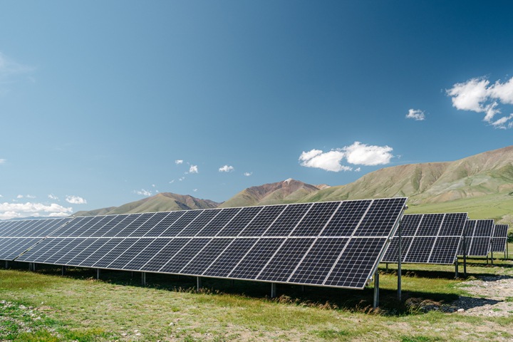 Солнечная станция днем полностью обеспечивает электричеством поселок в Туве