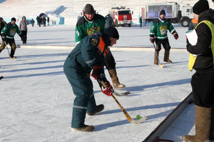 Команда новосибирского МЧС стала лучшей по хоккею в валенках