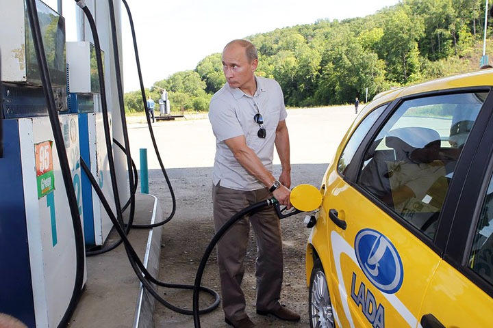 Мазур: нефть падает, а бензин нет, в России нет конкуренции