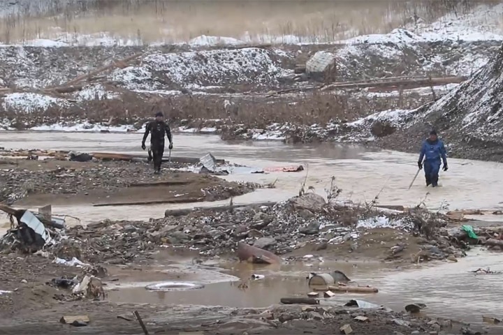 Водолазы вернулись на красноярскую реку Сейба для поиска пропавших золотоискателей