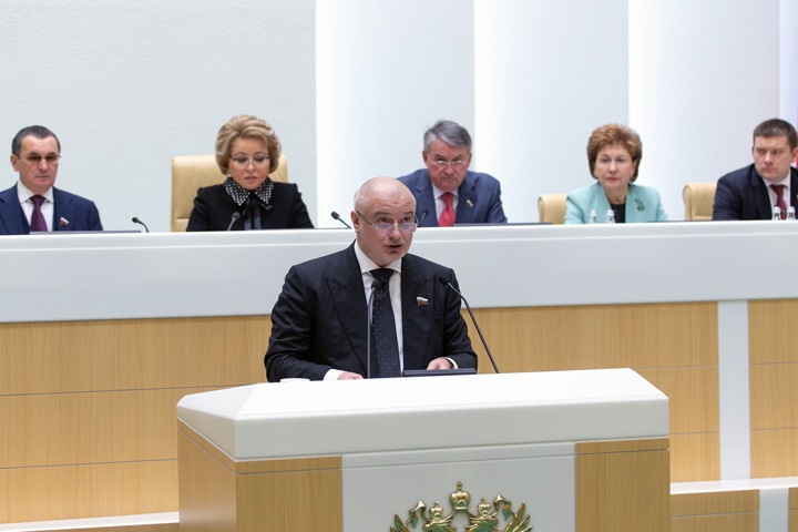 Только сибирский сенатор проголосовал против путинских поправок в Конституцию
