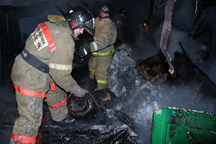 Пожарные пешком добирались до горевшего в Новосибирске дома из-за сугробов