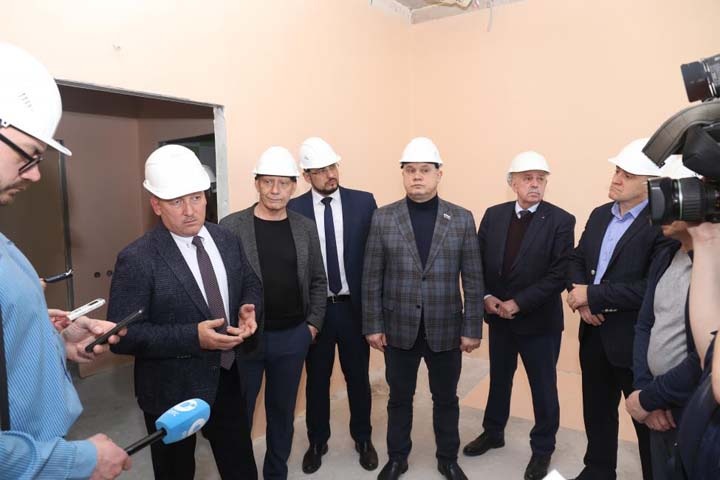 Новосибирские депутаты проверили строительство перинатального центра