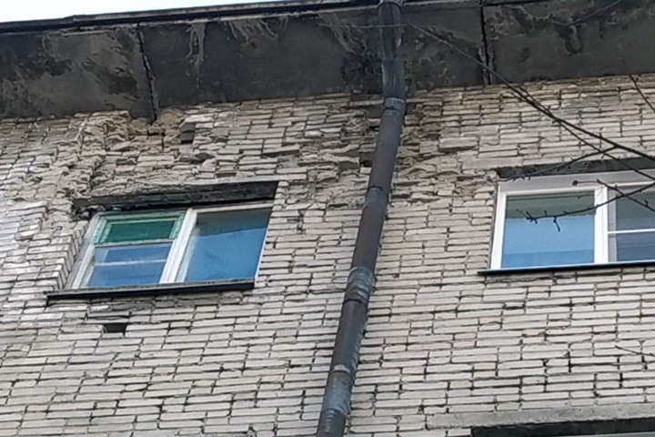 Стена жилого дома в центре Новосибирска начала рушиться