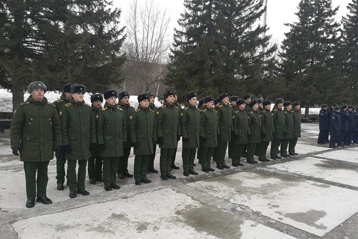 Командир отбирал у новосибирских курсантов телефоны, вымогал вешалки и отпускал в самоволку за казан