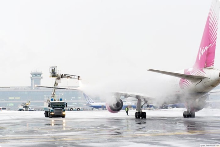Работник аэропорта врезался в самолет в Красноярске
