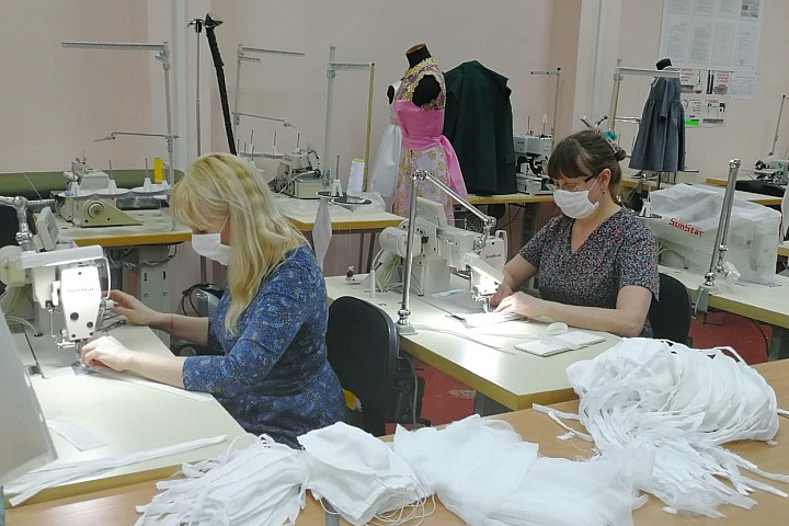 Педагоги новосибирского колледжа начали шить марлевые маски