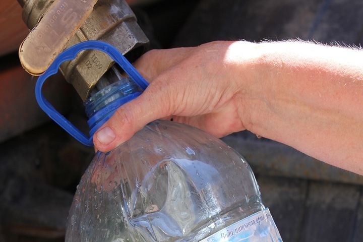 Забайкальское село не могут обеспечить привозной  чистой водой. В местной нашли мышьяк
