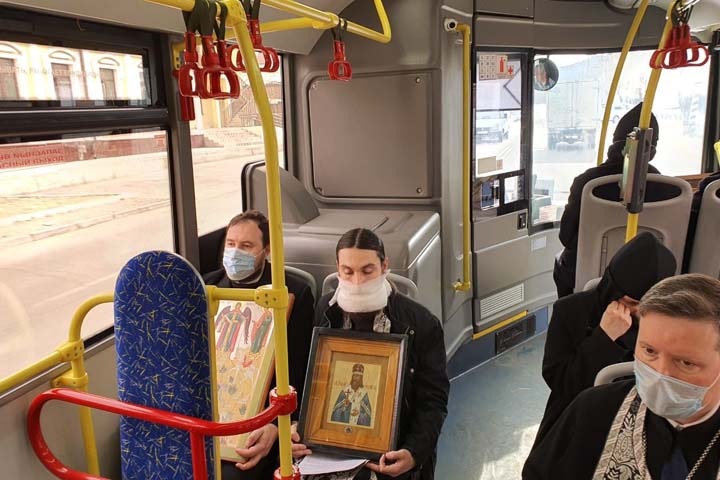Читинские священники провели «молитвенный объезд» за здоровье на автобусе