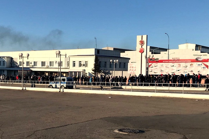 Огромная очередь выстроилась перед проходной авиазавода в Улан-Удэ (видео)