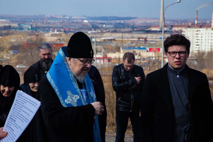 Митрополит Пантелеимон возглавил массовый крестный ход вокруг Красноярска