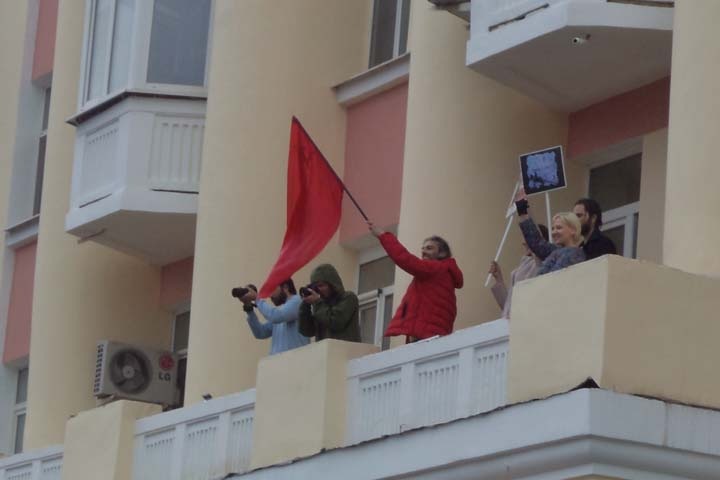 Новосибирский депутат от КПРФ предложил спеть «День Победы» 9 мая с балконов