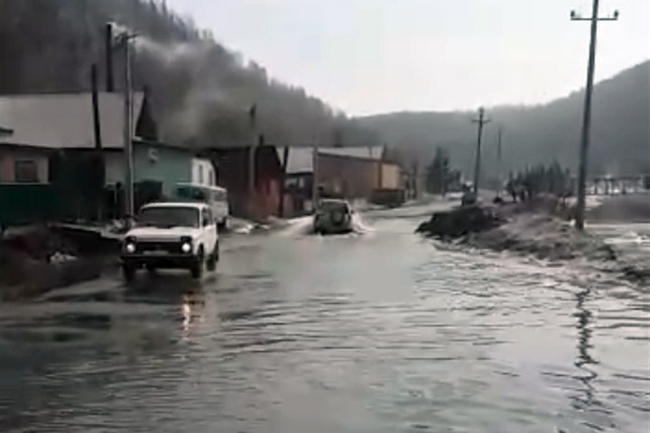 Вышедшая из берегов река подтопила город в Кузбассе