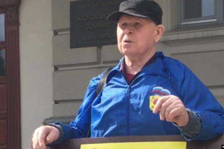 Омич вышел на пикет против судов за нарушение режима самоизоляции