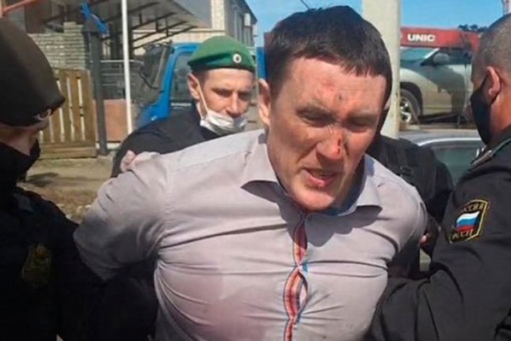Алтайский депутат подрался с приставами при аресте его джипа