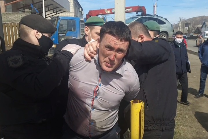 СК проверит конфликт алтайского депутата с приставами во время ареста его автомобиля за долги